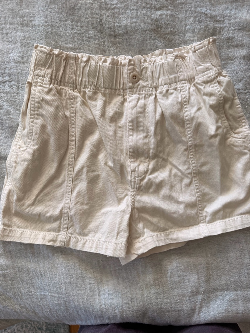 Madewell Women’s Paperbag Waist Casual Shorts in Cream, size 25